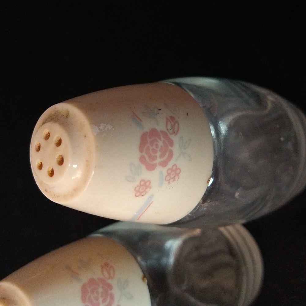 VINTAGE GEMCO CORELLE SALT AND PEPPER SHAKERS - Picture 4 of 5